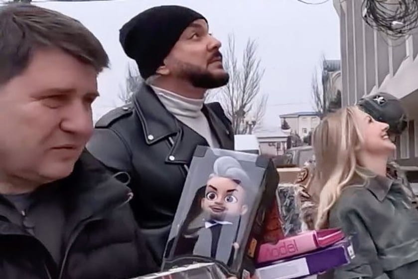 Киркоров подарил детям в Макеевке куклы в виде себя